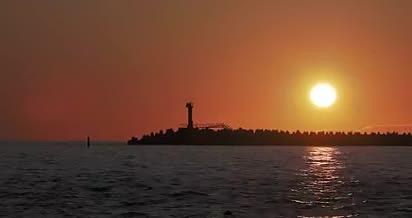 美丽的日落黄昏灯塔湖面美景视频的预览图